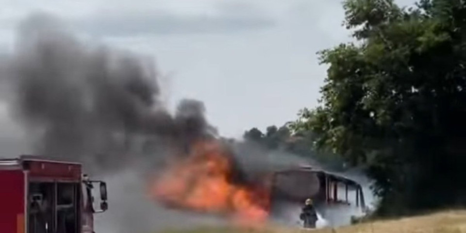 Velika drama na putu Brus-Aleksandrovac: Vatra progutala čitav autobus (FOTO)