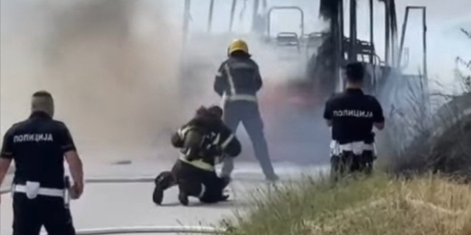 Zapalio se mini bus kod Užica: Vozilo potpuno izgorelo (FOTO)