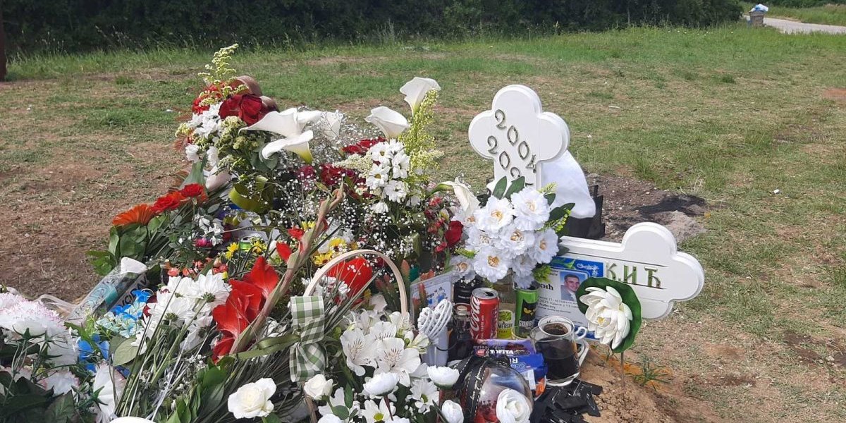 Grobovi prekriveni cvećem