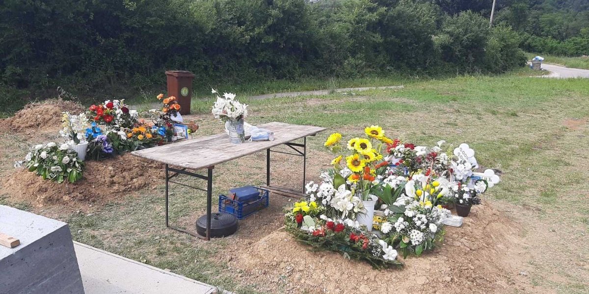 Grobovi prekriveni cvećem