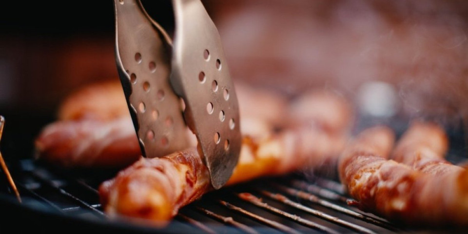 Mnogi prave istu grešku pri prženju kobasica - zato ostaju sirove iznutra