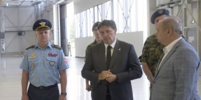 Ministar odbrane Bratislav Gašić obišao je danas novi višenamenski hangar za smeštaj i održavanje vazduhoplova na vojnom aerodromu "Morava" u Lađevcima kod Kraljeva.