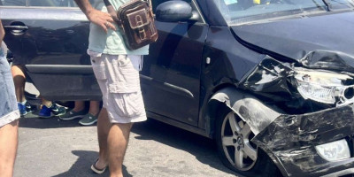 Pet vozila sudarila su se na auto-putu kod isključenja za Batajnicu, a nažalost ovo je samo jedna od tri nesreće koje su se dogodile na razmaku od oko dva kilometra, u smeru ka Beogradu.