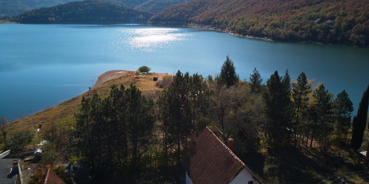 Ovde cela porodica noći za 3.000 dinara: Turisti odlepili za južnim srpskim morem