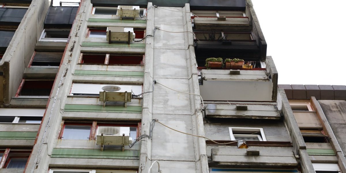 Palio ženi sveću, pa zapalio stan: Muškarac (96) nožem napao vatrogasce kada su došli da ugase požar (FOTO)