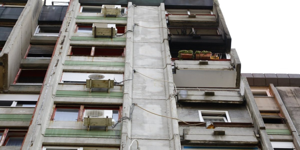 Palio ženi sveću, pa zapalio stan: Muškarac (96) nožem napao vatrogasce kada su došli da ugase požar (FOTO)