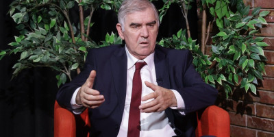 Ministar za ljudska i manjinska prava i društveni dijalog, Demo Beriša, oglasio se povodom dramatične situacije u Novom Pazaru i najpre izrazio podršku predsedniku Republike Srbije, ali i osudio zastrašujuće nasilje nad policajcima u tom gradu.