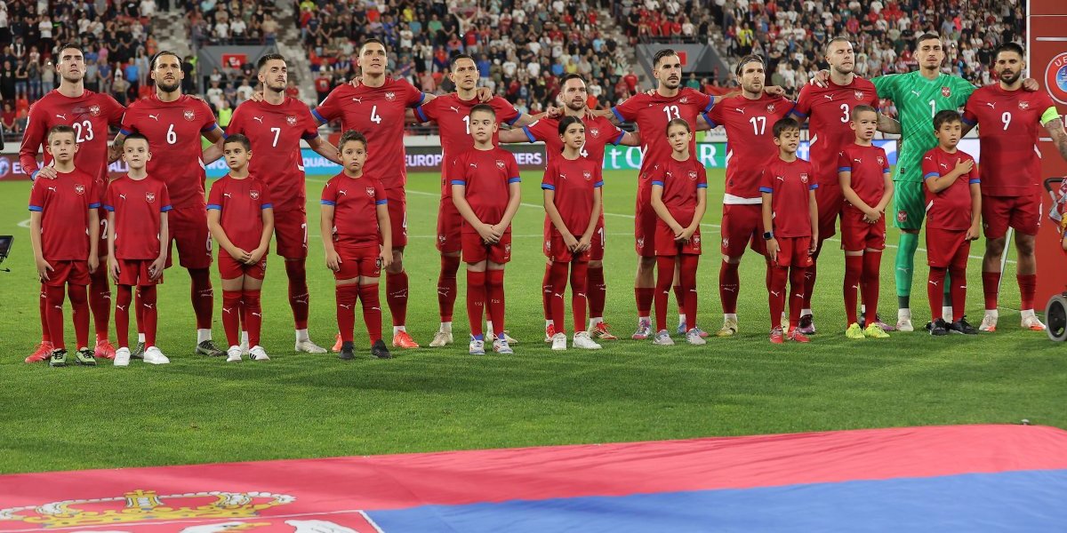 Svi kao jedan: "Bože pravde" grmi u Leskovcu (VIDEO)