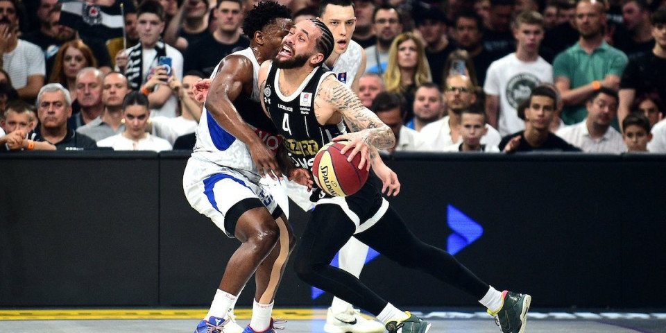 (FOTO/VIDEO) Šta si ovo obukao? Košarkaš Partizana zaprepastio izgledom