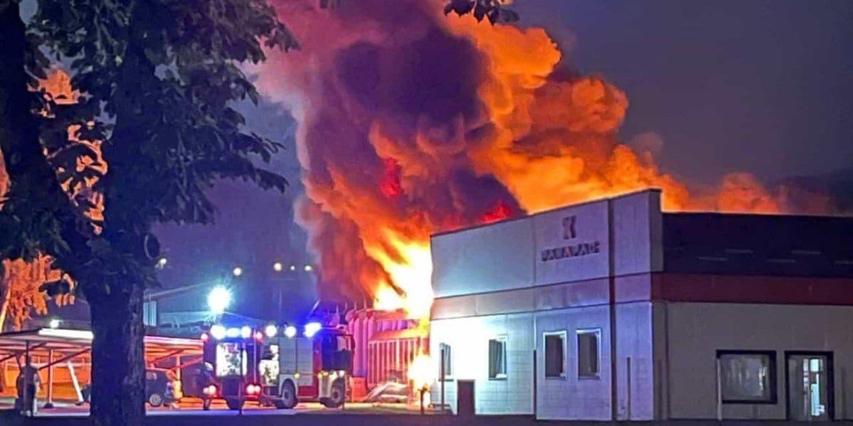 Veliki požar u Bajinoj Bašti: Vatra kulja na sve strane, gori fabrika za proizvodnju ambalaža (VIDEO)