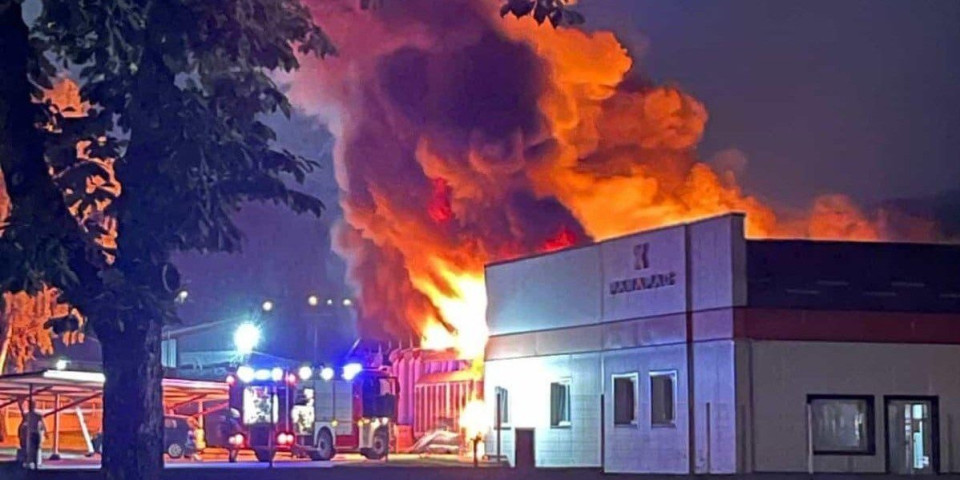 Veliki požar u Bajinoj Bašti: Vatra kulja na sve strane, gori fabrika za proizvodnju ambalaža (VIDEO)