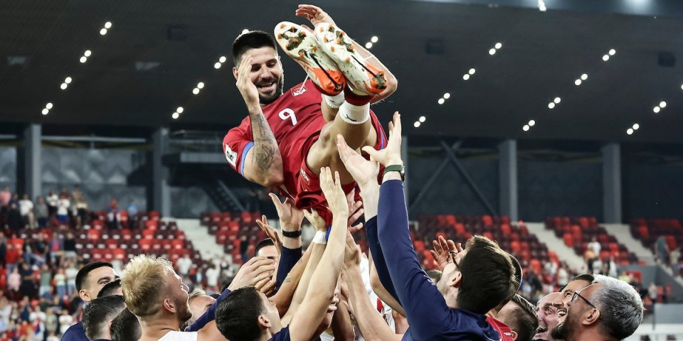 Scena o kojoj bruji Srbija - Da se naježiš, Mitrović na rukama saigrača (VIDEO/FOTO)