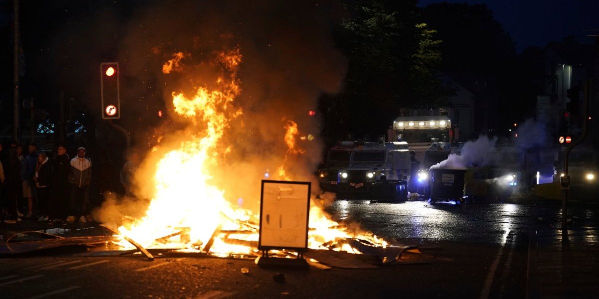 Haos u Severnoj Irskoj se nastavlja: Bačeni molotovljevi kokteli, povređeno 15 policajaca