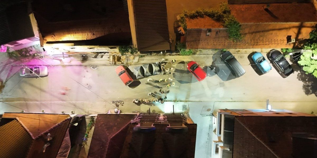 Totalno ludilo u Zaječaru: Blokader tokom noći gađao policiju staklenom flašom - fašisti doneli šatore ispred Gradske kuće (FOTO)