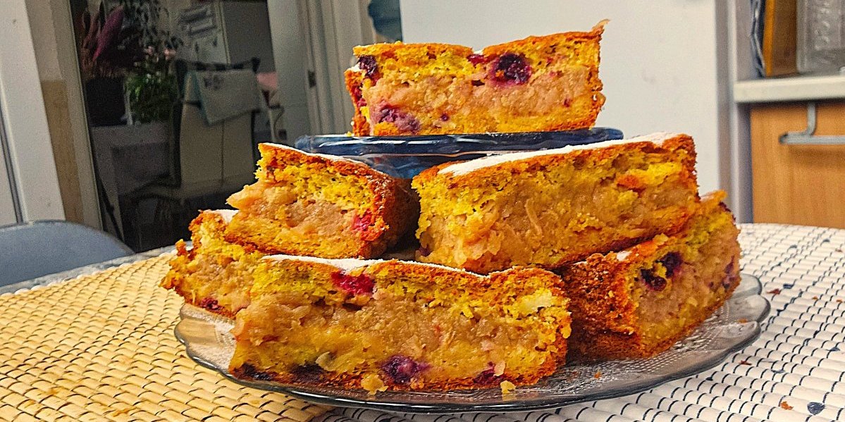 Najsočniji kolač sa jabukama i grizom - Poslastica koja se topi u ustima osvaja ukusom (VIDEO)