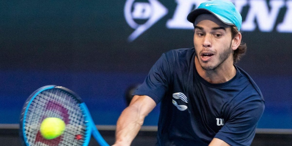 Imao nervni slom, teniser frapirao planetu - 12 puta udario reketom u teren (VIDEO)