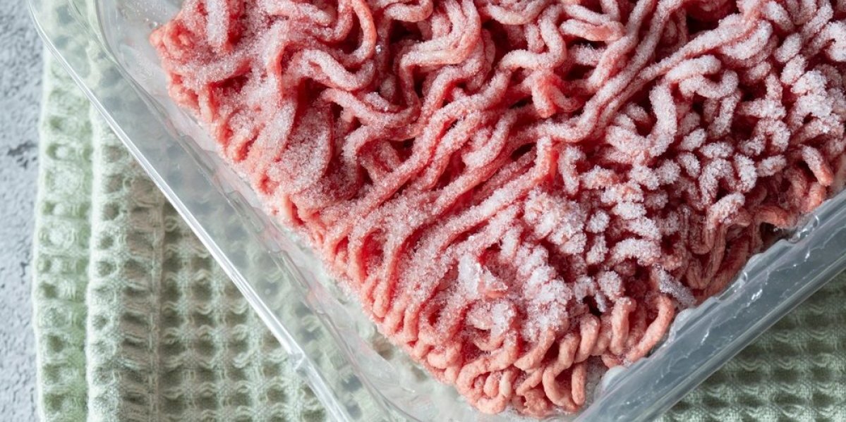 Pravilno odmrzavanje mlevenog mesa: Jedna greška može da dovede do razvoja opasnih bakterija