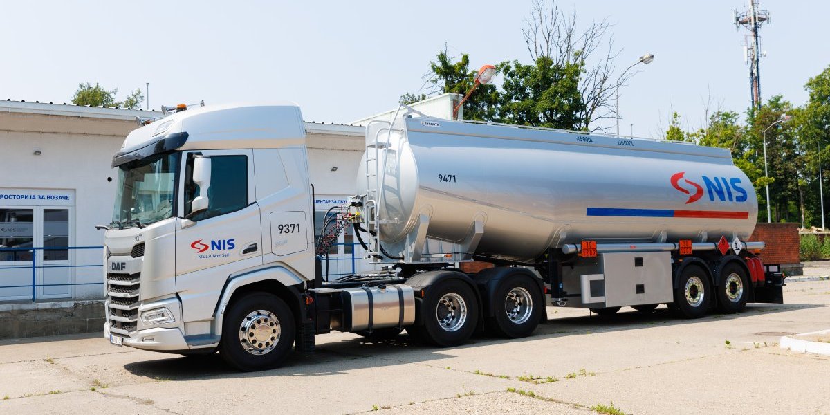 NIS nastavlja sa investicijama u modernizaciju voznog parka: Nabavljeno 61 novo vozilo za prevoz naftnih derivata