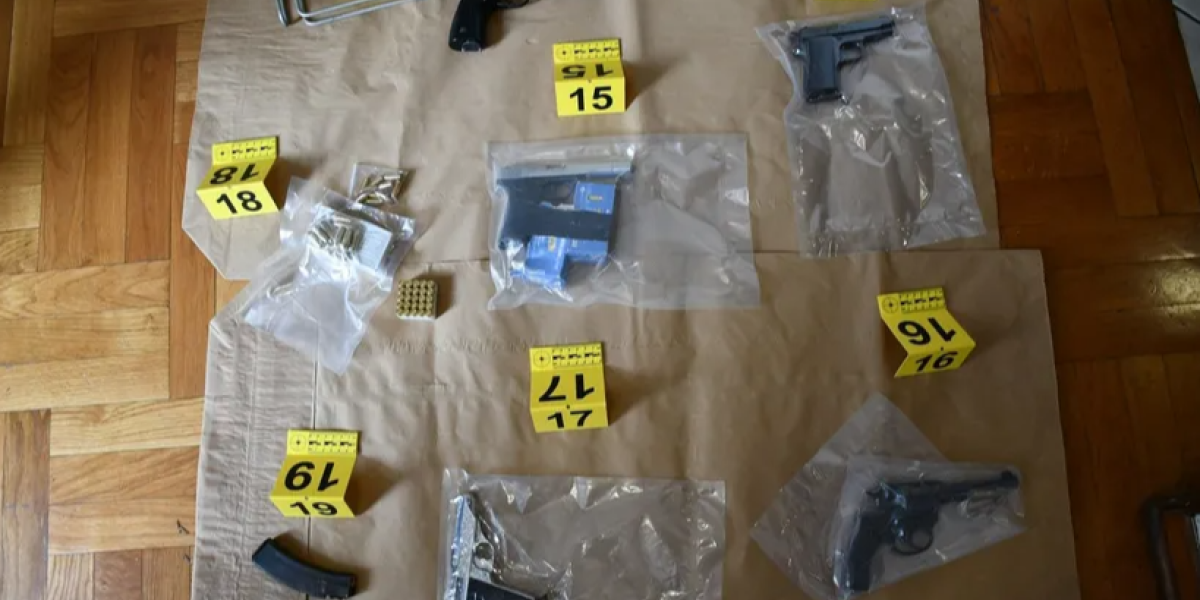 "Štek" u frižideru i veš mašini, naoružani do zuba: Beograđani pali sa više od 40 kilograma droge (FOTO)