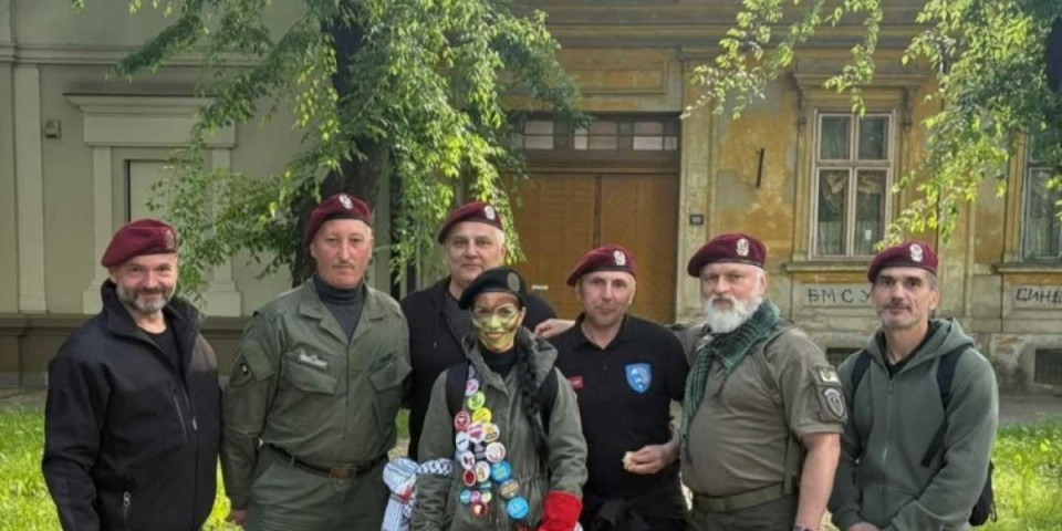 (FOTO) Razotkrivena: Evo koja blokaderka organizuje i protest ''Žena u crnom''