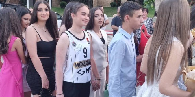 Na maturu u dresu Partizana! Vranjanka oduševila pola Srbije (VIDEO)