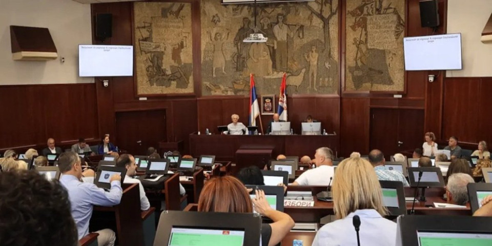 (FOTO) Skandal u Skupštini grada Čačka: Odbornik Dveri prokleo pokolenja političkih protivnika