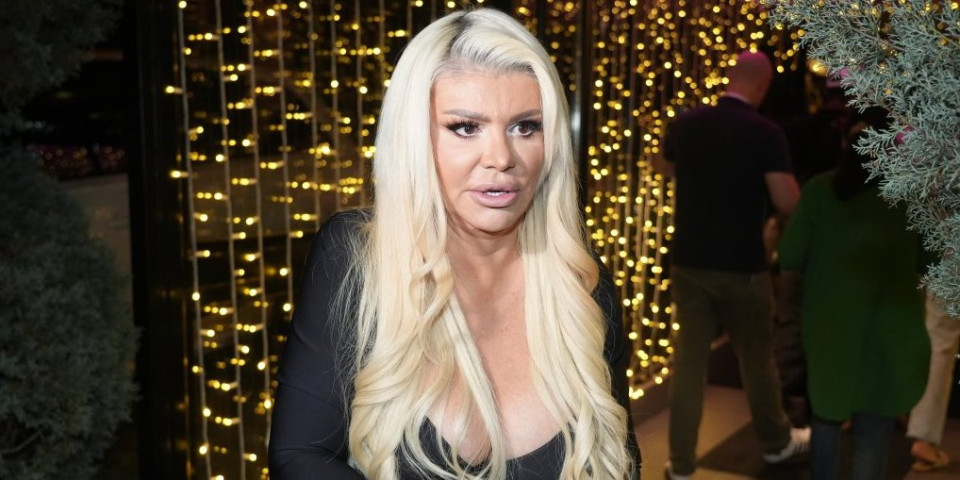 Incident u Zvezdama Granda - Dara Bubamara prevrnula sto žirija, pa poljubila patos (VIDEO)