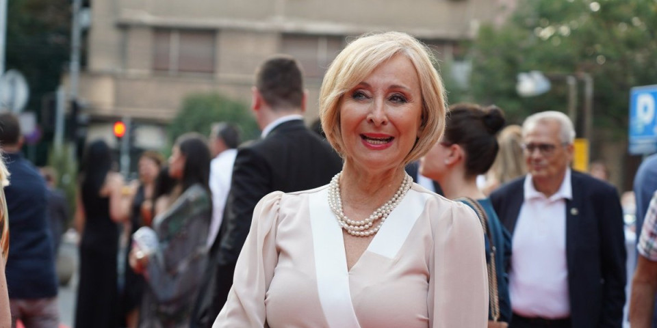 Voditeljki Dnevnika popucala dugmad na sakou: Šok scena u programu RTS-a (VIDEO)