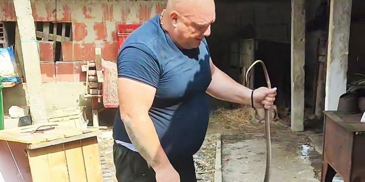 Zavukla se ispod betona! Vladica je žicom izvukao iz rupe