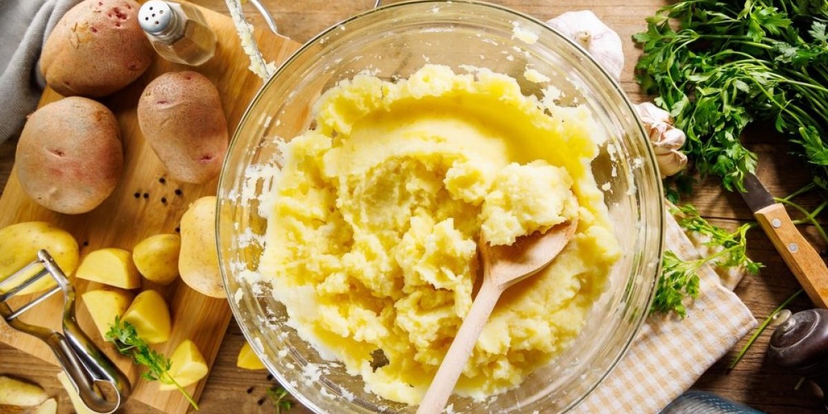 Pire krompir kakvog nema ravnog: 1 sastojak stvara magiju - biće savršene teksture i lepiti za nepce