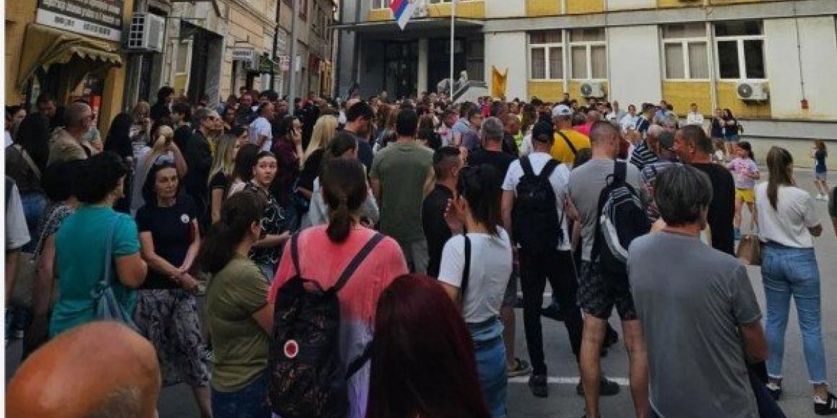 Podržavaju nasilnike koji tuku žene: Skupili se ispred zgrade Tužilaštva u Užicu (FOTO)