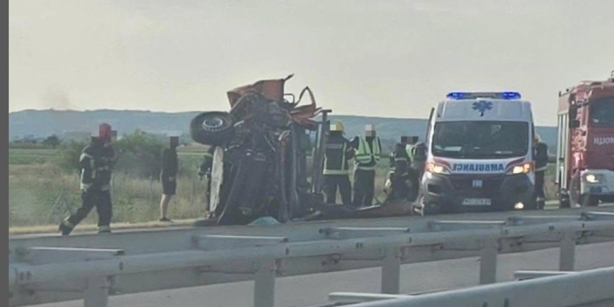 Strašna nesreća, kamion smrskan: Haos na auto-putu Beograd-Novi Sad