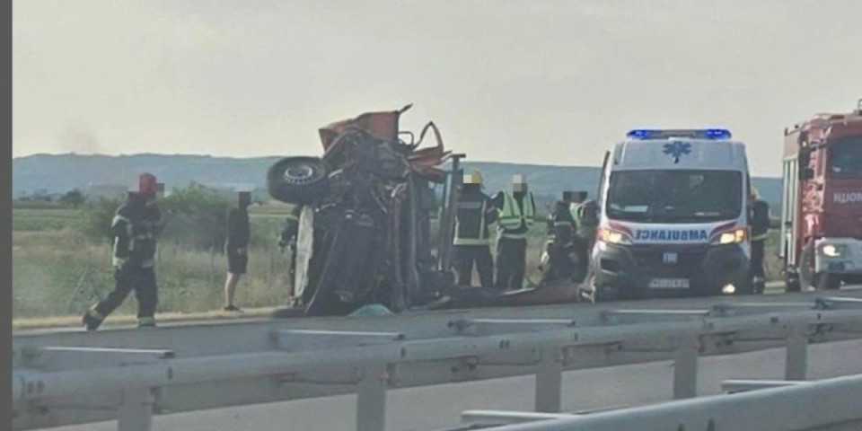 Strašna nesreća, kamion smrskan: Haos na auto-putu Beograd-Novi Sad