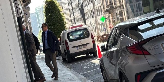 (FOTO) Otišao po svoje mišljenje?! Rektor Đokić uhvaćen u Briselu