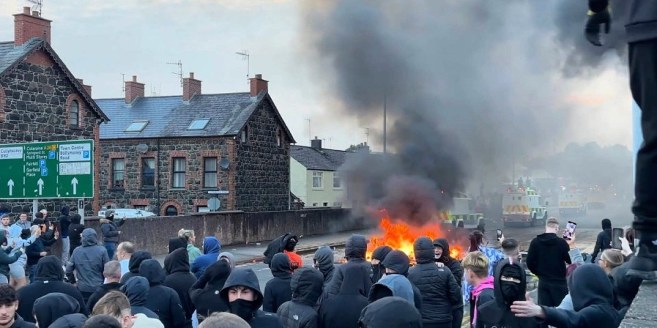(VIDEO) Demonstranti spalili migrantski centar: Rat na ulicama se nastavlja, Severna Irska ne pamti ovakav haos