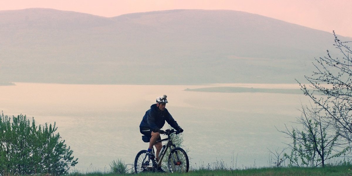 Biciklista kod Vlasinskog jezera