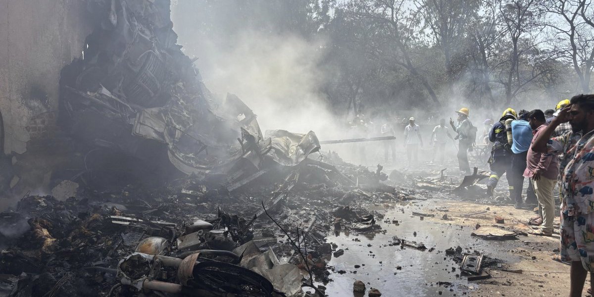 (VIDEO) Rep aviona visi sa zgrade, dramatične scene sa mesta pada letelice!