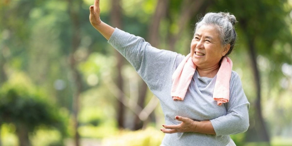 Baka (92) dnevno radi 200 sklekova i 100 trbušnjaka - Vešto vrti hulahop, ceo svet u šoku