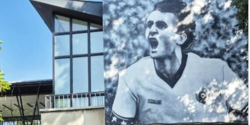 (FOTO) Novi mural na stadionu Partizana oduševio navijače: Legendarni Mance zauvek u Humskoj