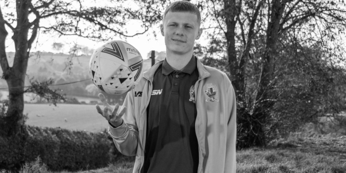 Strašna tragedija: Mladi fudbaler (20) preminuo posle velike borbe... Majka poslala srceparajuću poruku