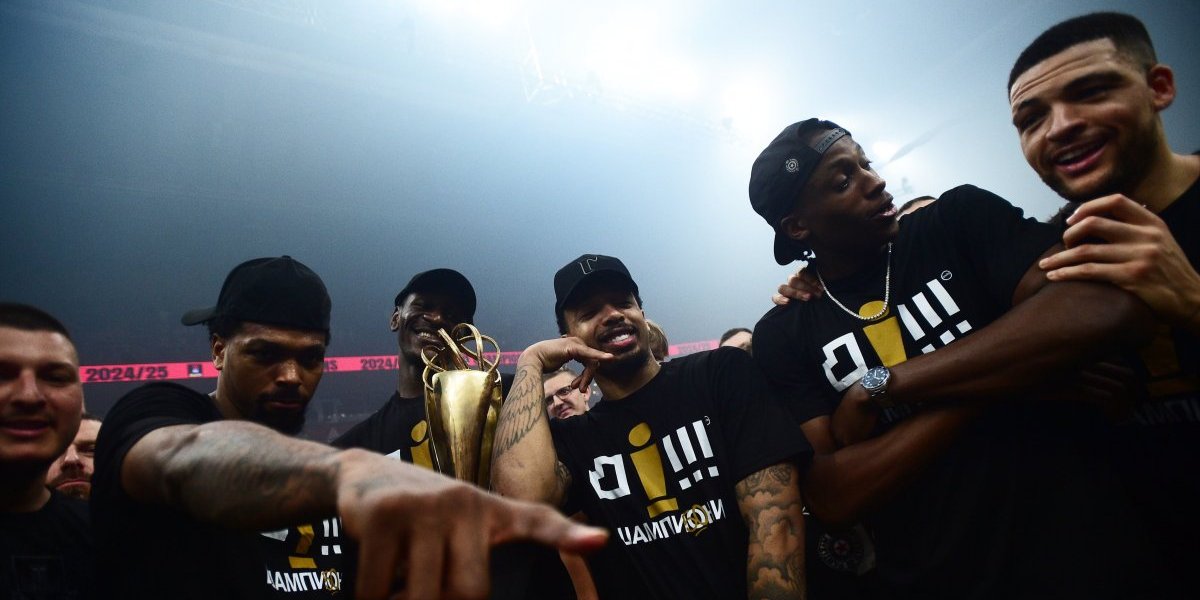 (VIDEO) Partizan pozvao specijalne goste za proslavu titule: Prelepe scene iz svlačionice