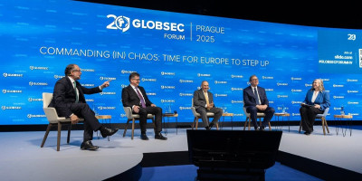 Predsednik Srbije Aleksandar Vučić učestvovao je danas na Globalnom bezbednosnom forumu "GLOBSEC 2025" u Pragu , koji je jedna od najuticajnijih platformi u Evropi za oblikovanje globalne bezbednosti i stabilnosti, i koji ove godine obeležava jubilarno 20. izdanje.