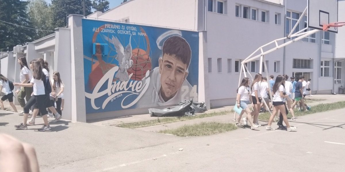 Kako da objasnimo da i dalje imaš 13 godina: Osvanuo predivan mural ubijenom Andreju iz Niške Banje, drugari mu odali počast slikom i pesmama (FOTO/VIDEO)