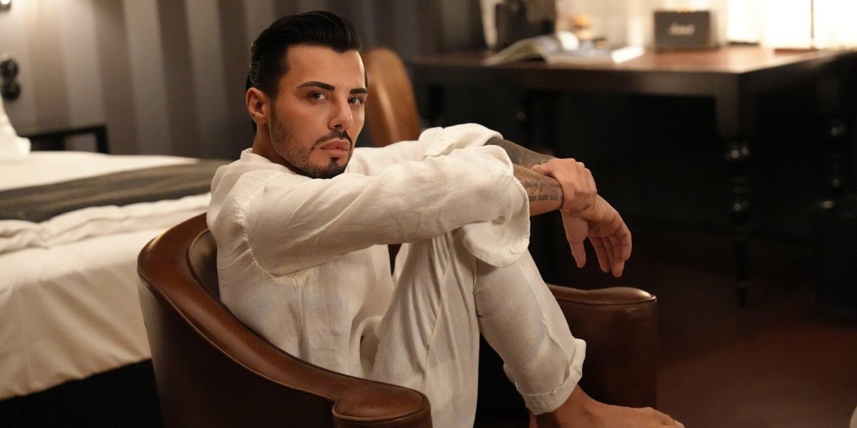 Oprečni i oštri komentari - Ekscentričan pevač ima zanimljivu životnu priču