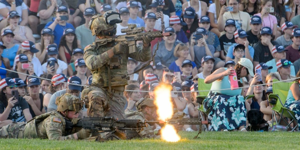 (VIDEO) Haos u Vašingtonu: Ratni veterani probili ogradu i krenuli ka Kapitolu: Usledio žestok sukob sa policijom