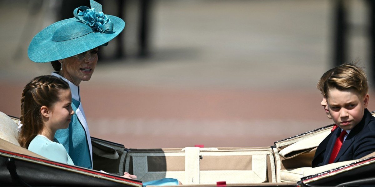 Ljudi, plava boja joj stoji bolje od bilo koje: Kejt Midlton zasijala sa svojom porodicom na Vimbldonu (FOTO)