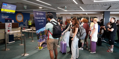 Prvi avion na novouspostavljenom direktnom letu Er Srbije, od Beograda do Tbilisija, poleteo je jutros u 07.55 sa beogradskg aerodroma "Nikola Tesla" ka glavnom gradu Gruzije.