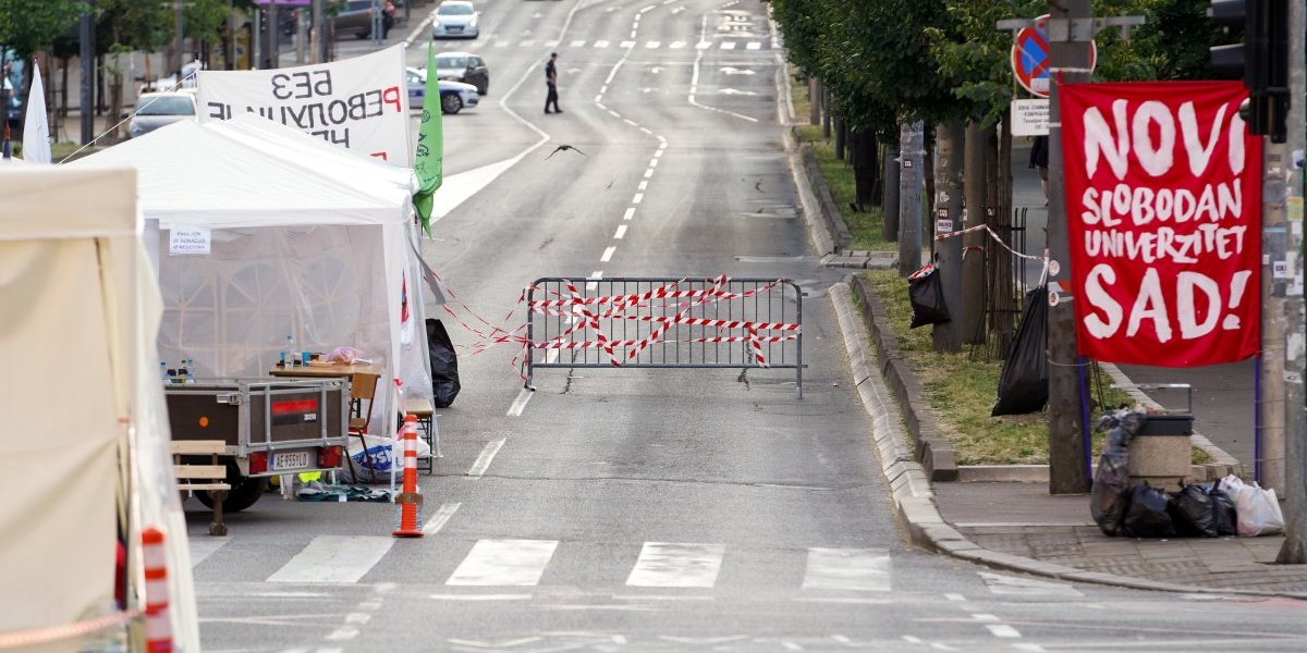 Zakrvili blokaderi iz Novog Sada i Beograda: Zbog vas smo na Vidovdan ponovo poraženi (FOTO)