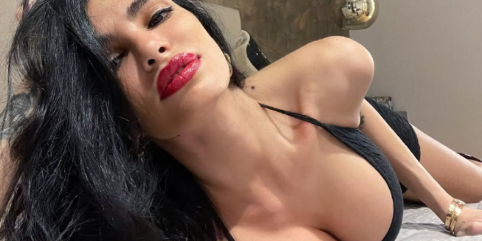 (PAPARACO) Žena fudbalera pokazala telo posle tri porođaja: Utegla se u helanke, pa prošetala gradom