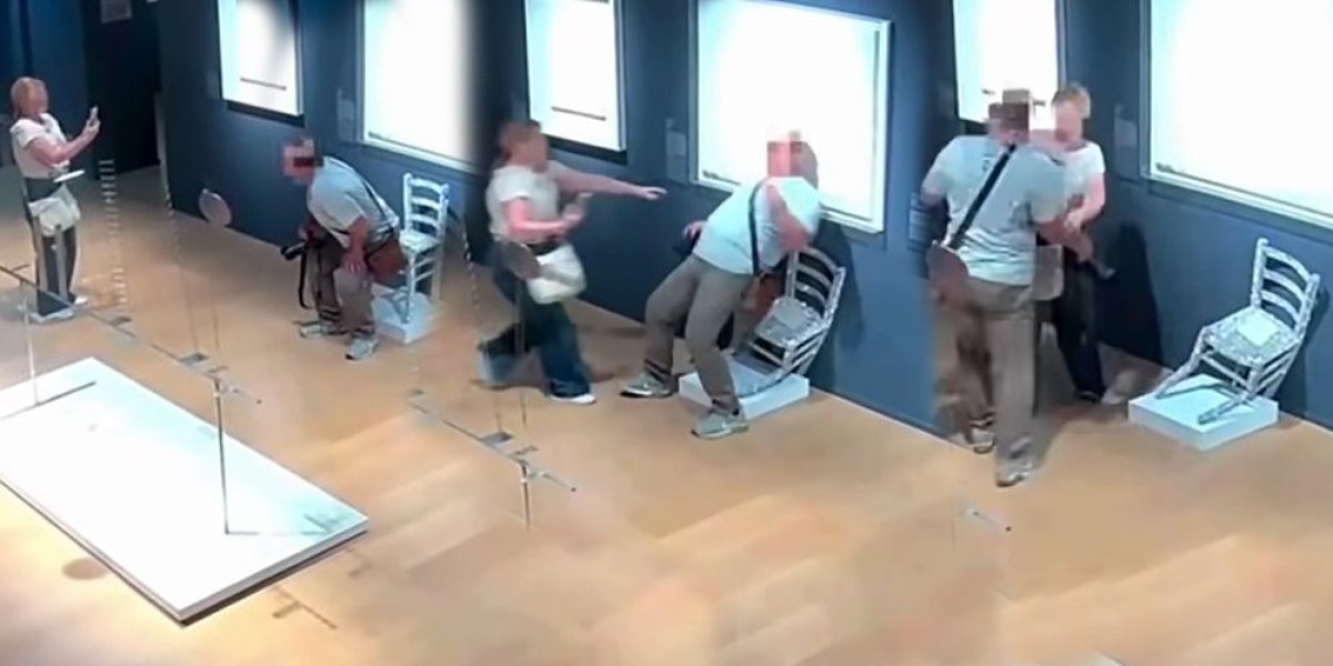 Turista seo na stolicu od kristala i slomio je: Uhvatio se za glavu i pobegao iz muzeja (VIDEO)